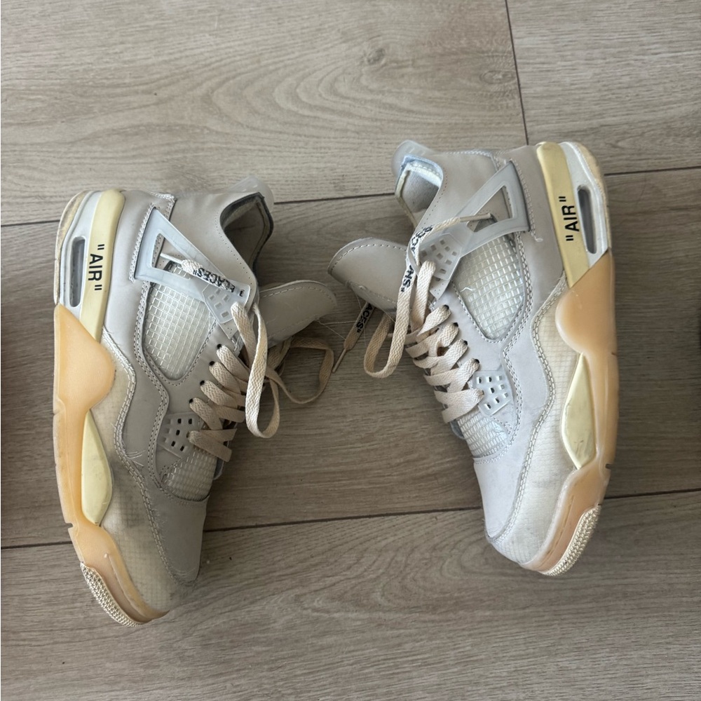 Travis Scott Jordan 4